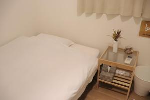 Cama o camas de una habitación en Central Osaka 天神橋筋六丁目駅徒歩2分 屋上テラス付き一軒家 天満居酒屋街2分 梅田10分 難波15分