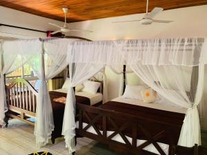 Katil atau katil-katil dalam bilik di Soorya Guest Mirissa