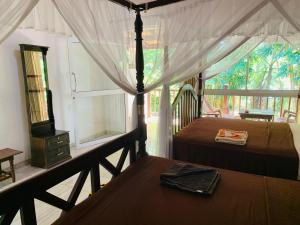 Katil atau katil-katil dalam bilik di Soorya Guest Mirissa