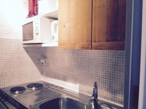 una cocina con fregadero y microondas en Studios La Gemme, en Dax 37 fotos más