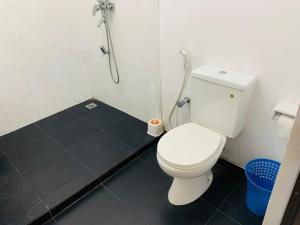 Bilik mandi di Soorya Guest Mirissa