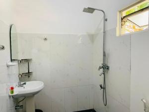 Bilik mandi di Soorya Guest Mirissa