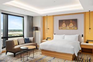 DoubleTree by Hilton Vientiane客房内的一张或多张床位