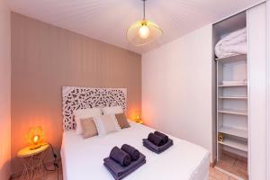 a bedroom with a white bed with two towels on it at La Sauvergine - Maison 8 personnes parc du verdon in Sillans-la Cascade +10 photos