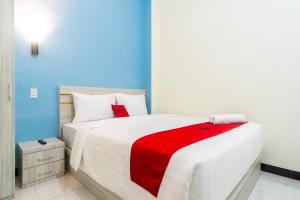 Ένα ή περισσότερα κρεβάτια σε δωμάτιο στο RedDoorz Plus at Sempurna Inn Medan