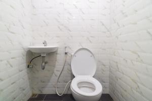 Ένα μπάνιο στο RedDoorz Plus at Sempurna Inn Medan