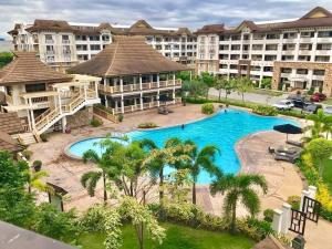 une vue aérienne d'un complexe hôtelier avec piscine dans l'établissement cozy 2 Bedrooms one oasis fullyfurnished back SM Mall Ecoland, à Davao