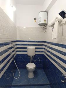 Pavitram Hotel & Banquet的一间浴室