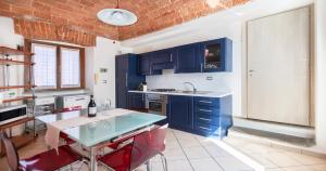 Η κουζίνα ή μικρή κουζίνα στο Casa terrazza esclusiva Wi-Fi- Air Conditioning - centro storico