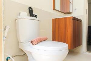 ein Bad mit einem WC und einem Handtuch darauf in der Unterkunft Comfortable and Homey 3BR at Meikarta Apartment By Travelio in Cikarang + 18 Fotos