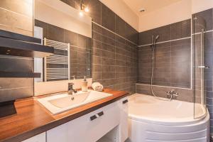 un bagno con lavandino, vasca e WC di Spacieux Cœur de Reims a Reims Altre 21 foto