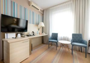 Televízia a/alebo spoločenská miestnosť v ubytovaní Hotel Cristal Białystok