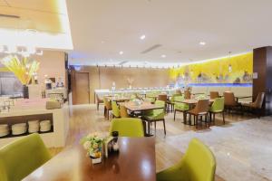 un ristorante con tavoli e sedie e una caffetteria di Hampton by Hilton Guangzhou Zhujiang New Town - Free Shuttle Bus to Canton Fair a Canton
