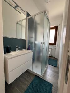 une salle de bain avec lavabo et douche dans l'établissement Gassa d Amante Borghetto Santo Spirito, à Borghetto Santo Spirito 8 autres photos