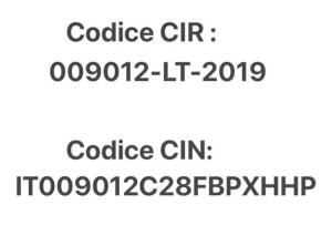 un ensemble de caractères noirs sur fond blanc dans l'établissement Gassa d Amante Borghetto Santo Spirito, à Borghetto Santo Spirito