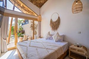 Ένα ή περισσότερα κρεβάτια σε δωμάτιο στο Villa Bamboo Lagoon - 3BR in Canggu +27 φωτογραφίες