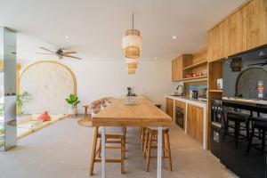 Η κουζίνα ή μικρή κουζίνα στο Villa Bamboo Lagoon - 3BR in Canggu