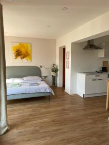A bed or beds in a room at FEWO Studio7