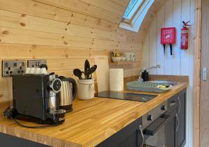Кухня или мини-кухня в Great Hallingbury Manor & Lodges London Stansted
