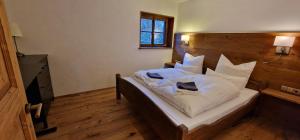 Postel nebo postele na pokoji v ubytování Chalet Alpl - Ferienwohnung Waldblick mit Sauna, Kamin & Whirlwanne