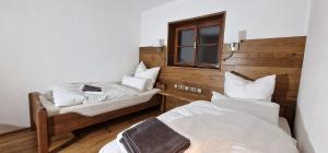Postel nebo postele na pokoji v ubytování Chalet Alpl - Ferienwohnung Waldblick mit Sauna, Kamin & Whirlwanne