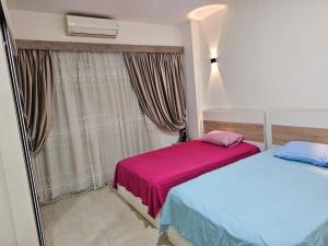 Postel nebo postele na pokoji v ubytování Hurghada red ruby