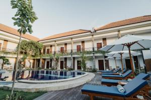 Bazén v ubytování You Suite Seminyak nebo v jeho okolí