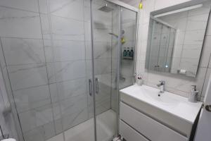 a bathroom with a shower and a sink at Torrevieja Spectacular Townhouse in Torrevieja +23 photos