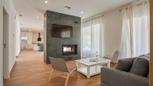 salon z kanapą i kominkiem w obiekcie Villa Vista Hermosa Olvera by Ruralidays w mieście Olvera