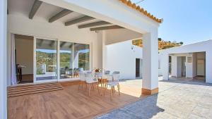 jadalnia ze stołem i krzesłami na patio w obiekcie Villa Vista Hermosa Olvera by Ruralidays w mieście Olvera