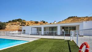 dom z basenem i ogrodzeniem w obiekcie Villa Vista Hermosa Olvera by Ruralidays w mieście Olvera