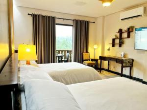 Katil atau katil-katil dalam bilik di The Hideaway - New Condo in Crosswind Tagaytay +30 gambar