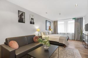Rúm í herbergi á Midtown Hotel
