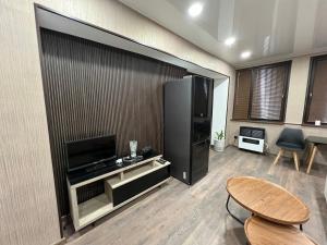 TV a/nebo společenská místnost v ubytování Уютный апартамент в сердце сабуртало + 7 fotografií