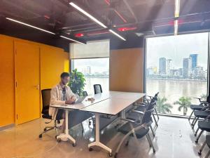 A área empresarial e/ ou a sala de conferências de Wink Icon Hotel Danang Riverside - Luxury Suites - 24hrs Stay & Rooftop Pool Bar