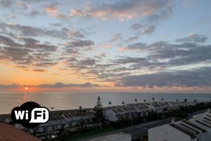 vista sull'oceano da un edificio al tramonto di Manilva Playa 15C a Manilva