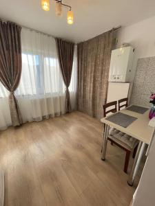 デヴァにあるOlivier Apartmentのリビングルーム(テーブル、テーブル付)、キッチン +3枚の写真