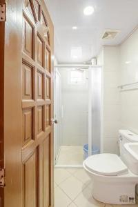 Ένα μπάνιο στο Minimalist Loft 107