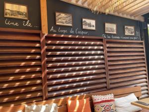 a room with a wooden partition with a wooden bench at L'Oustaou De Porquerolles in Porquerolles