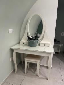 ein weißer Frisiertisch mit einem Spiegel darauf in der Unterkunft CARMA SUITE in Neapel