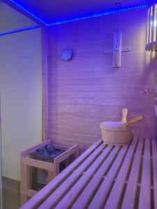 een kamer met een bad en een klok aan de muur bij Luna Marie in Palermo