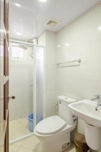 Ένα μπάνιο στο Minimalist Loft 107 +13 φωτογραφίες