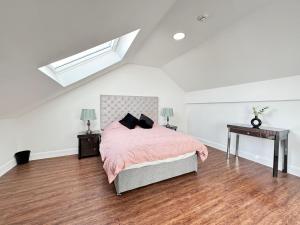 a bedroom with a bed and a skylight at Cardiff flat with roof-terrace in Cardiff