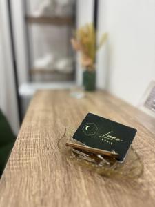 een stapel sleutels op een tafel bij Luna Marie in Palermo