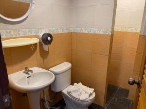 een kleine badkamer met toilet en wastafel bij our home at lanta in Koh Lanta