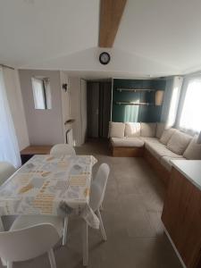 Mobil home 55 -8 personnes客房内的一张或多张床位