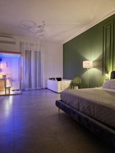 een slaapkamer met een bed en een tafel in een kamer bij Luna Marie in Palermo