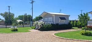 Dangerfield Oaks Boutique Cottage's外面的花园