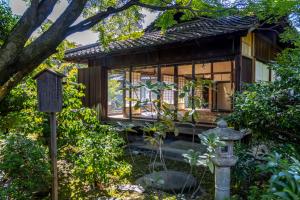 A garden outside 聖護院御殿荘