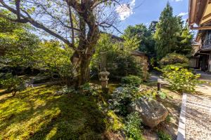 A garden outside 聖護院御殿荘